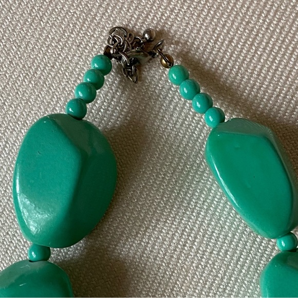 Green necklace. Plastic stones. Fun large piece! - Picture 3 of 3
